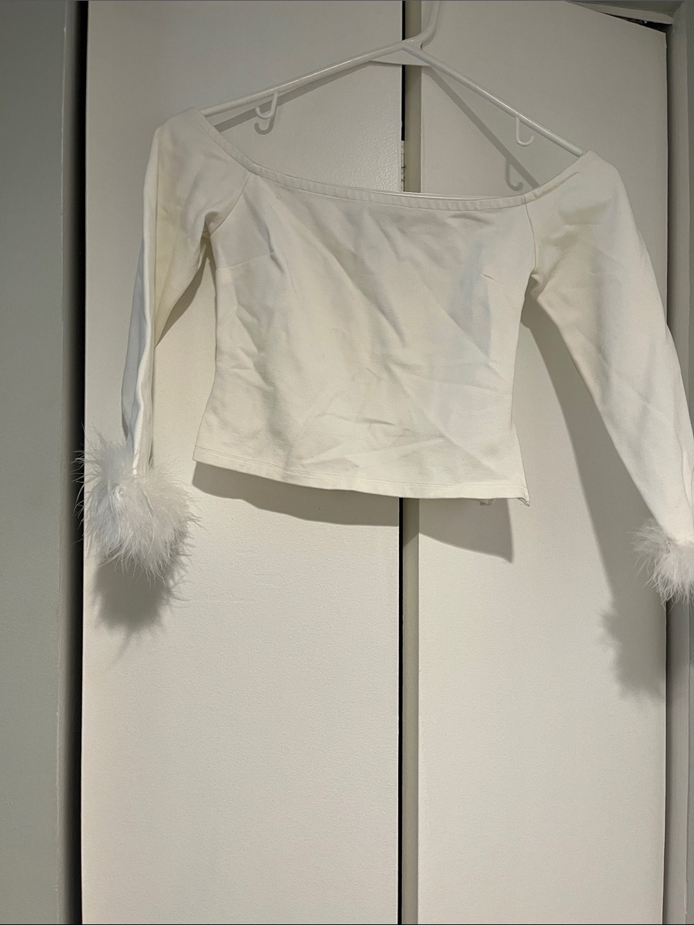 Forever 21 White Off-Shoulder Feather Cuff Crop Top